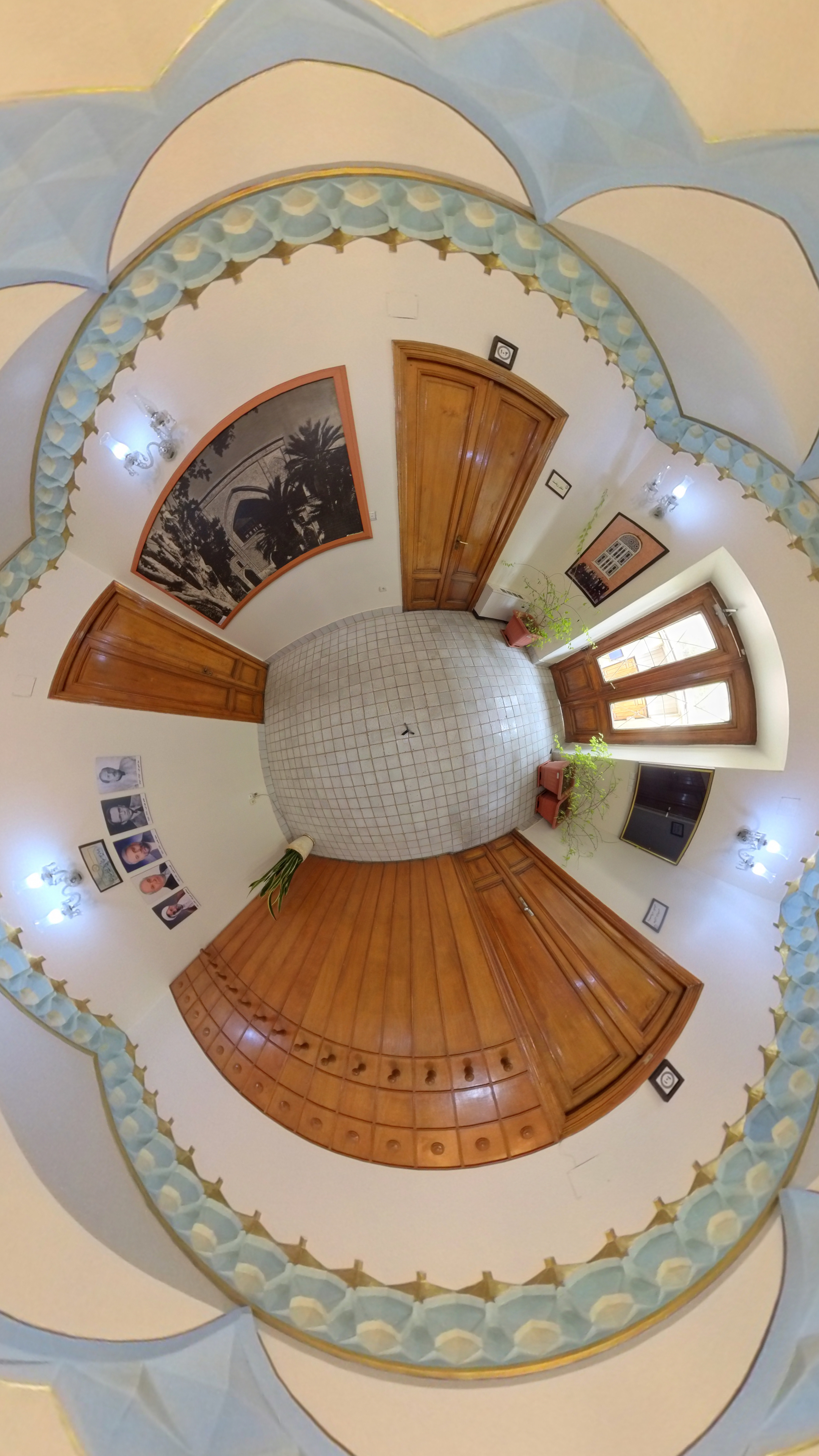 عکس دایره وار ورودی ساختمان اصلی